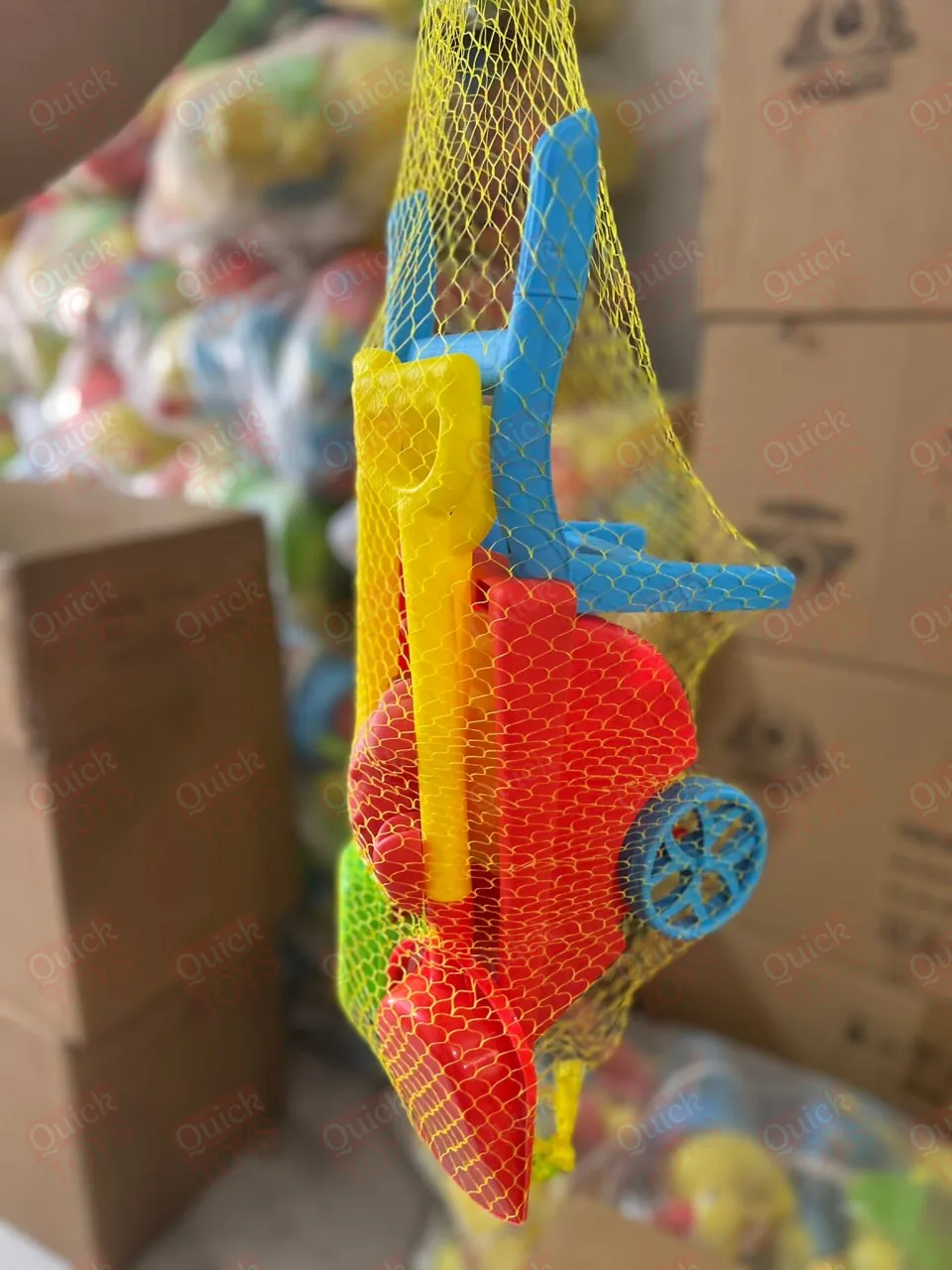 طقم رمل وبراويطة للأطفال، بعجلتين، مع أدوات حفر وغربلة، متعدد الألوان، 6 قطع، لعمر 3 سنوات فأكثر - Image 4